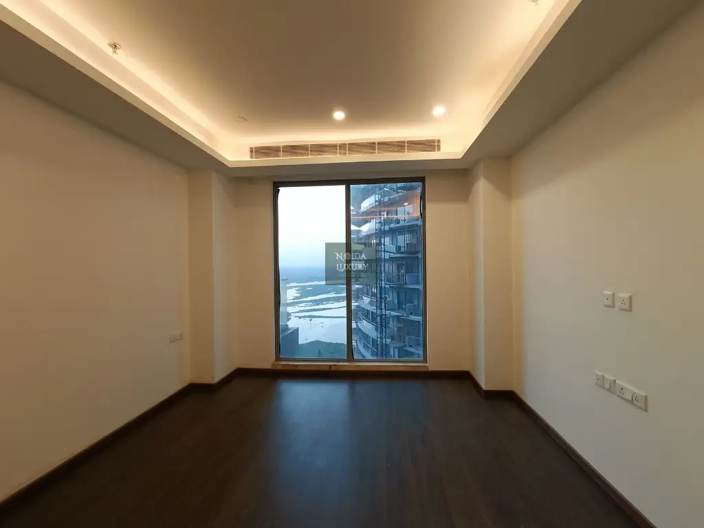 Master bedroom of 4 BHK penthouse in Nova Residences Supertech Supernova Noida