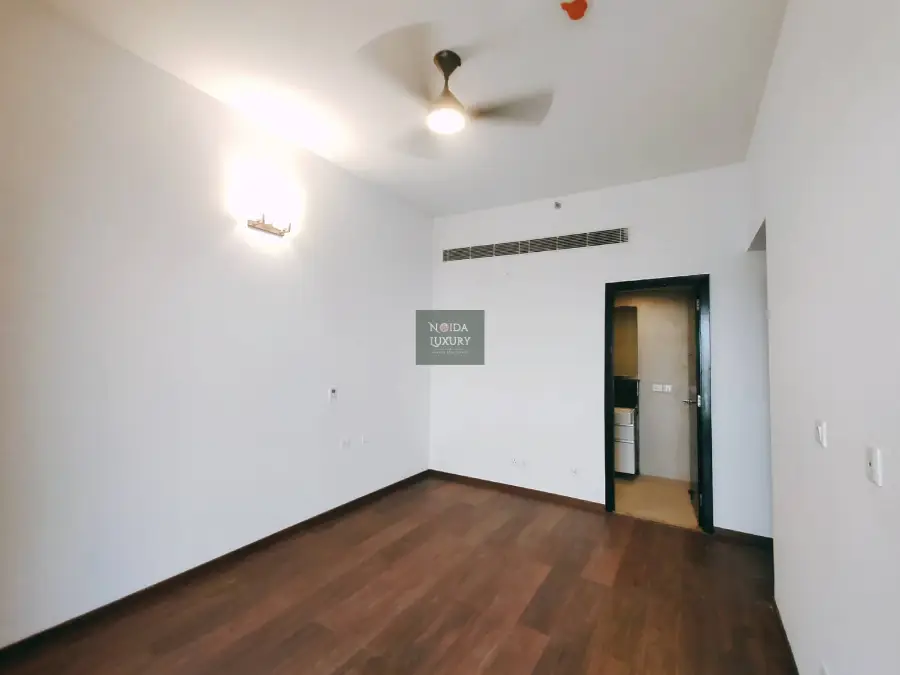 Supernova Noida resale apartment listing — 3 BHK resale flat for sale near Noida Expressway with amenities