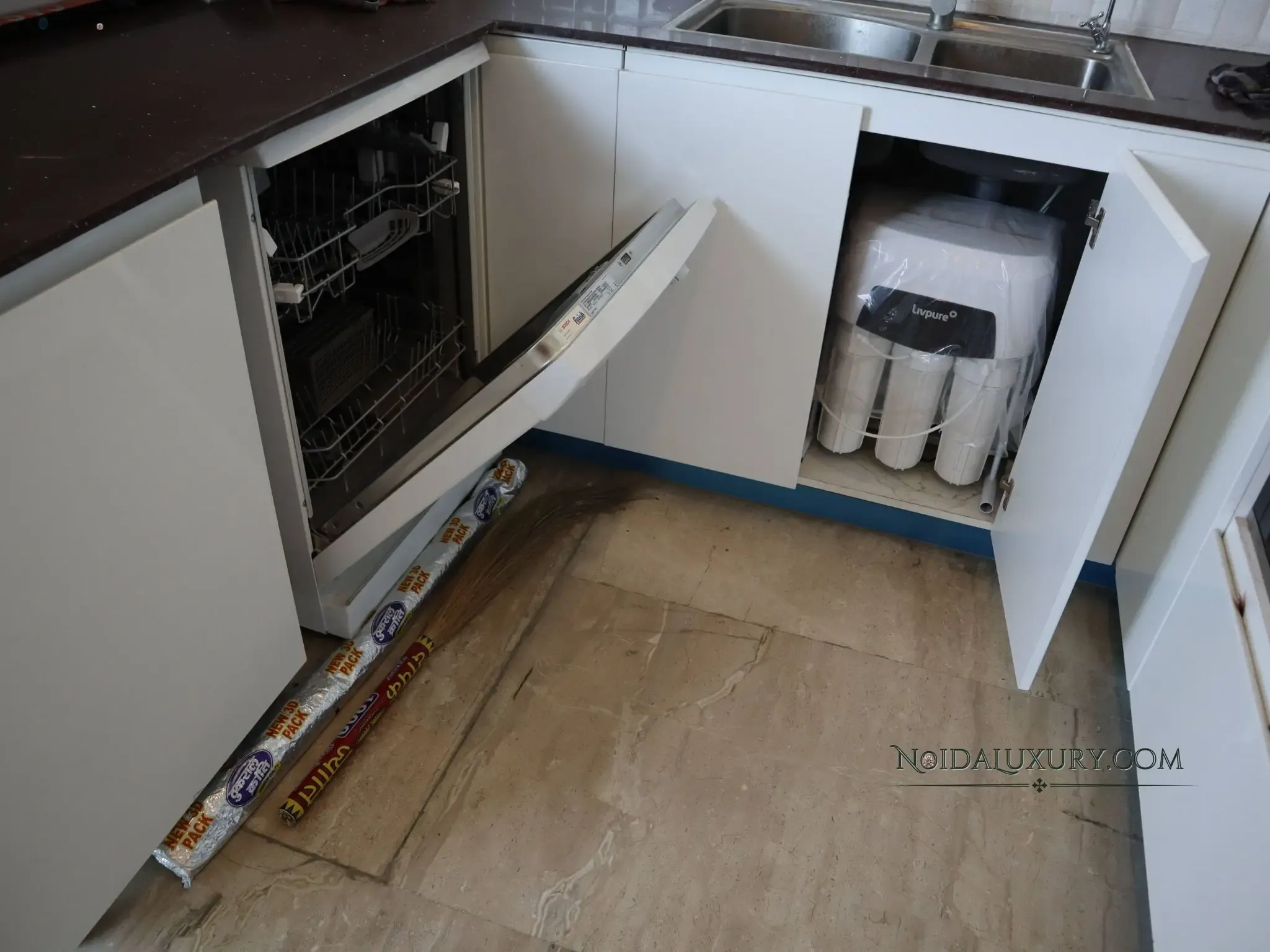 Super Nova rental apartment exterior – premium 3 BHK flats for rent on Noida Expressway